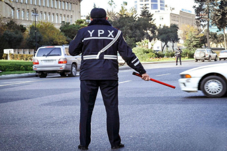 Sürücü nə vaxt yol polisinə maşın saxlamaya bilər?