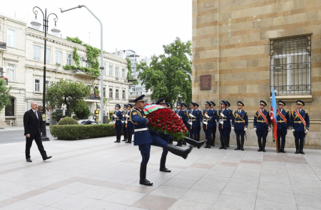 Prezident Xalq Cümhuriyyətinin şərəfinə ucaldılmış abidəni ziyarət etdi