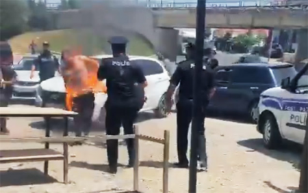 Sevgilisinə görə özünü polis bölməsinin önündə yandırdı - Bakıda insident