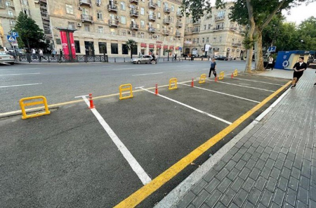 Bakının mərkəzində ağacları kəsib səkini parkinqə çevirdilər - Fotolar