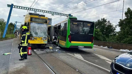 Almaniyada avtobus və tramvay toqquşub: 40 YARALI