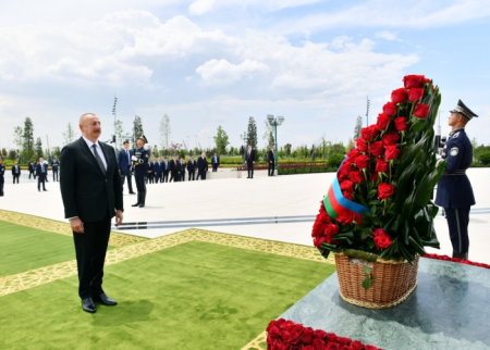 İlham Əliyev Daşkənddə Müstəqillik abidəsini ziyarət etdi - YENİLƏNİB (FOTOLAR)