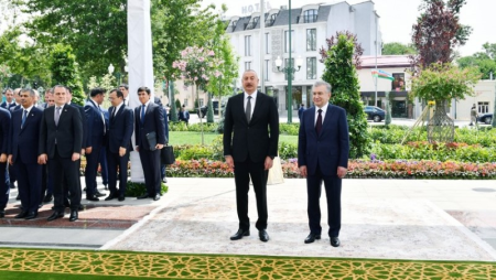 İlham Əliyev Özbəkistanın Xivə şəhərində “Nurullaboy” saray kompleksi ilə tanış oldu