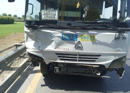 Bakıda sərnişin avtobusu qəzaya uğradı