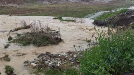 Ağdamda içində sərnişin olan maşını sel apardı