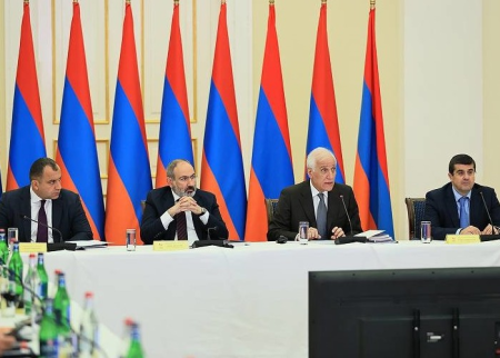 Araik Arutyunyan Paşinyanla birgə iclasa qatıldı