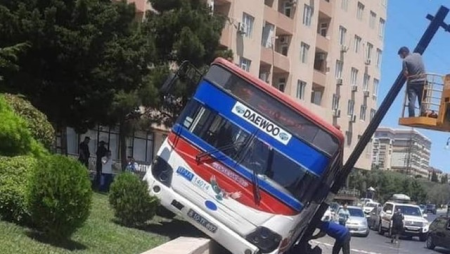 Bakıda avtobus qəzaya uğradı