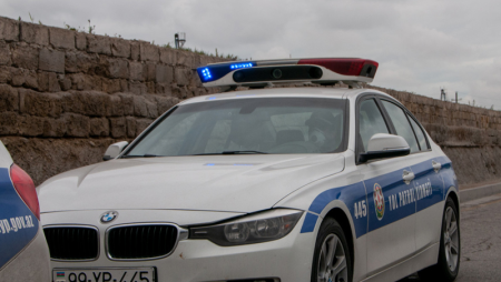 Narkotikin təsiri altında olan şəxslər polisi BIÇAQLAMAQ İSTƏDİLƏR