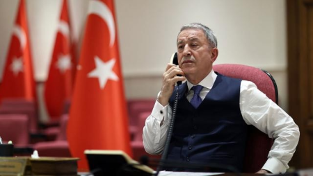 Hulusi Akar ukraynalı həmkarı ilə danışdı