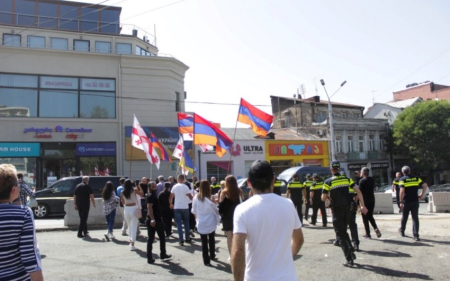 Ermənilərdən Gürcüstandakı səfirliyimizin binası qarşısında TƏXRİBAT - Həbs olunan var