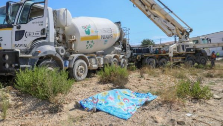 İnfarktdan ölən işçinin üstünü örtüb, işlərinə davam etdilər