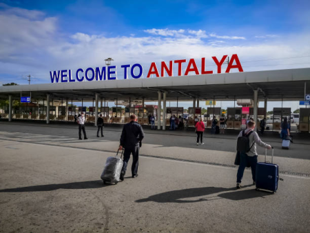 Rusiyalı turistlər Antalya hava limanında dava saldı - VİDEO