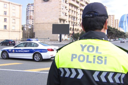 Bakıda yol polisini maşın vurdu