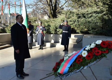 Prezident Sofiyada naməlum əsgərin məzarını ziyarət etdi