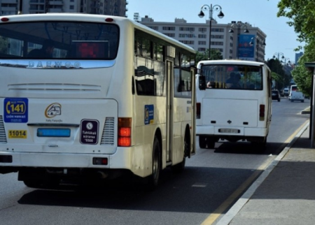 Avtobusun rezin borusu partladı - Qadın xəsarət aldı