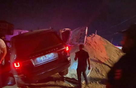 “Range Rover” qəza törətdi, 2 ölü: Köməyə gələnlər isə maşındakı 40 min dolları görün necə oğurladı - VİDEO