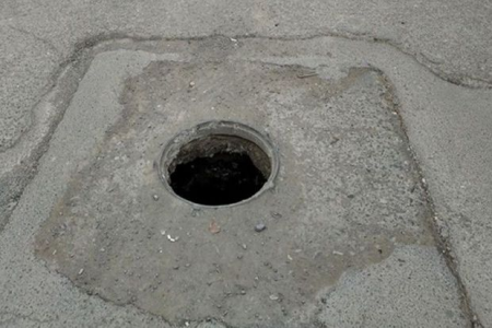 Ramanada gənc kanalizasiya qovşağına yıxılaraq xəsarət alıb