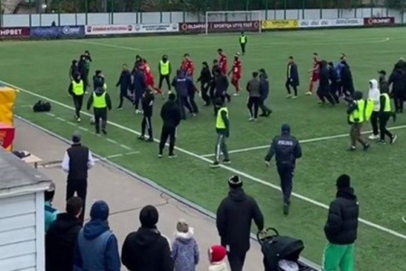 Qazaxıstanda azarkeşlər futbol hakimlərinə şüşələr atıblar - FOTO