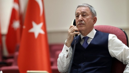 Hulusi Akar ukraynalı həmkarı ilə telefonla danışdı