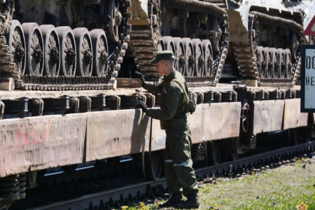 Belarus zirehli qoşunlarını sərhəd rayonlarından geri çəkdi - FOTO