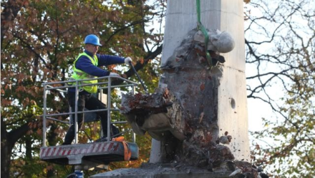 Polşada sovet dövrünə aid abidələr dağıdıldı - FOTO