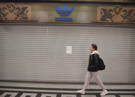 "Adidas" Rusiyadakı mağazalarını bağlayır