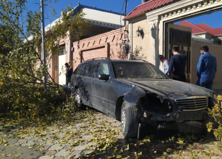 Gəncədə "Mercedes " evə çırpıldı