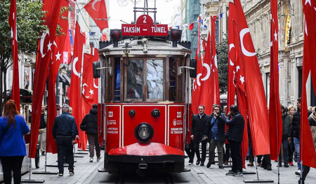 Taksim meydanı türk bayraqlarına büründü