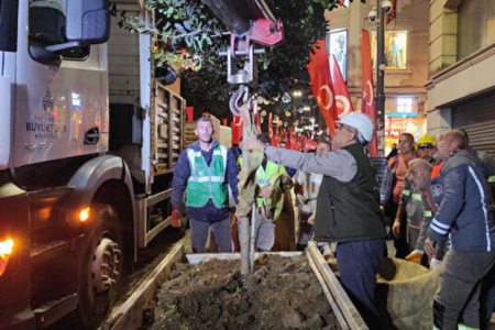 İstanbulda İstiqlal küçəsində terror aktından sonra bütün skamya və ağaclar yığışdırılıb