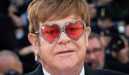 Elton Con oğlunu səhnəyə çıxarır