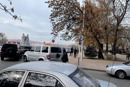 Qroznı polisi namazda öldürülən həmkarının qisasını aldı