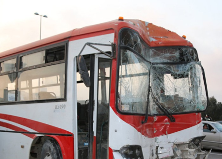 Sərnişin avtobusu qəza törətdi - Xəsarət alanlar var