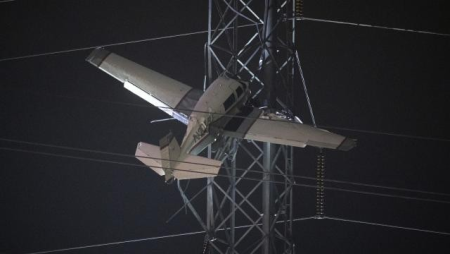 ABŞ-da təyyarə elektrik dirəyinə çırpıldı