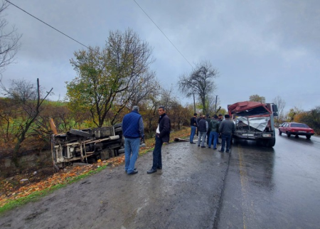 DYP işçisi yük maşınını saxladı - digər "Kamaz" ona çırpılaraq aşdı