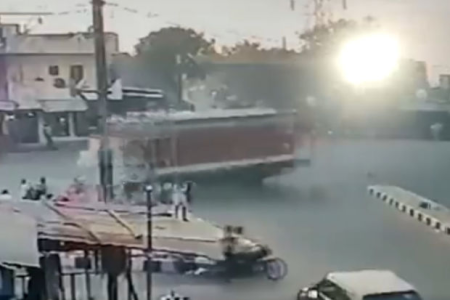 Hindistanda yük maşını avtobus dayanacağına çırpılıb: Çox sayda ölü və yaralı var