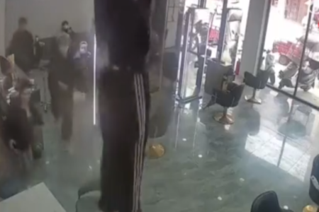 Tavan çökdü: Fəhlə gözəllik salonuna düşdü