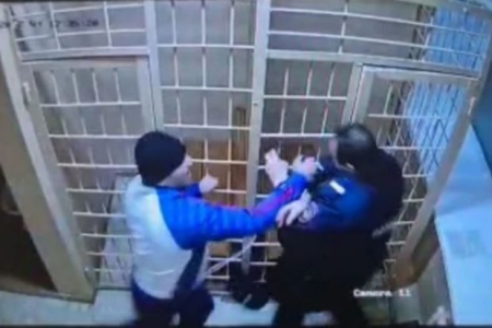 Rusiyada məhbus konvoy işçilərini məhkəmə zalında döydü