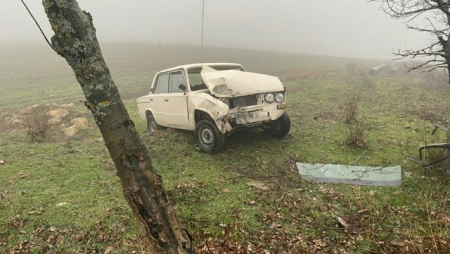 Yeniyetmələr qaçırdıqları maşınla qəza törətdilər