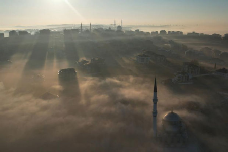 Sıx duman İstanbulda möhtəşəm görüntü yaratdı