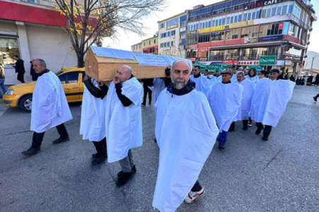 Türkiyədə fərqli etiraz: Kəfən geyinib küçəyə çıxdılar