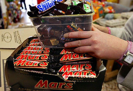 Azərbaycanda kişi dayısı qızının evinə silahlı basqın etdi, 5 kq “Bounty, “Mars” və “Snickers” apardı