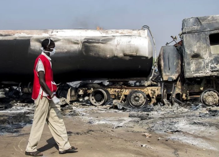 Nigeriyada neft tankeri ilə sərnişin avtobusu toqquşub - 15 ölü