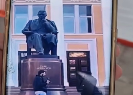 Üzeyir Hacıbəylinin heykəlinə ayaqqabı atan şəxs cəzalandırıldı (YENİLƏNİB)
