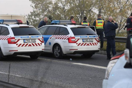 Macarıstanda sılahlı şəxs polislərə hücum etdi