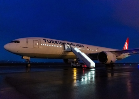 Tokioya uçan təyyarə Bakı aeroportunda məcburi eniş edib