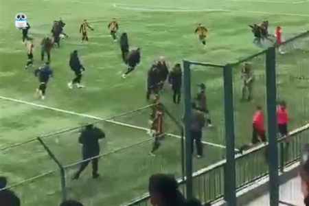 Azarkeşlər meydanda futbolçulara hücum etdi