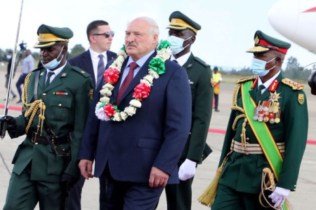 Lukaşenkonu Zimbabvedən keçi ilə yola saldılar