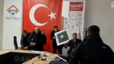 Türkiyədə nazirin mətbuat konfransı zamanı zəlzələ oldu