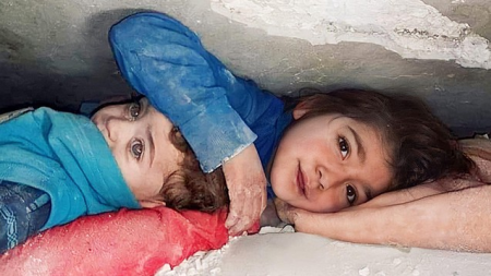 Dağıntılar altında qardaşını qoruyan azyaşlı qız