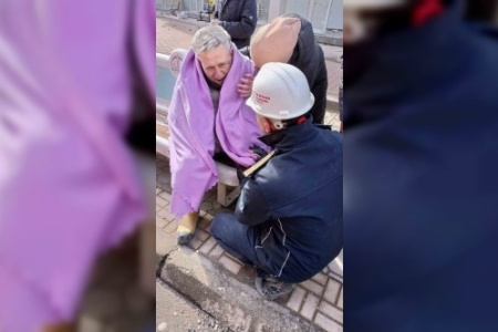 "Bu soyuqda sən nə edəcəksən?" - Xilasedici öz çəkməsini ahıl kişiyə verdi